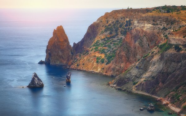 What's the Best Way to Style a Wool Cape for an Office-Ready Look?